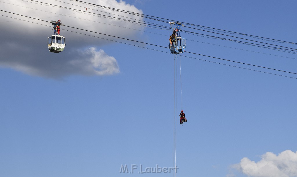 Koelner Seilbahn Gondel blieb haengen Koeln Linksrheinisch P470.JPG - Miklos Laubert